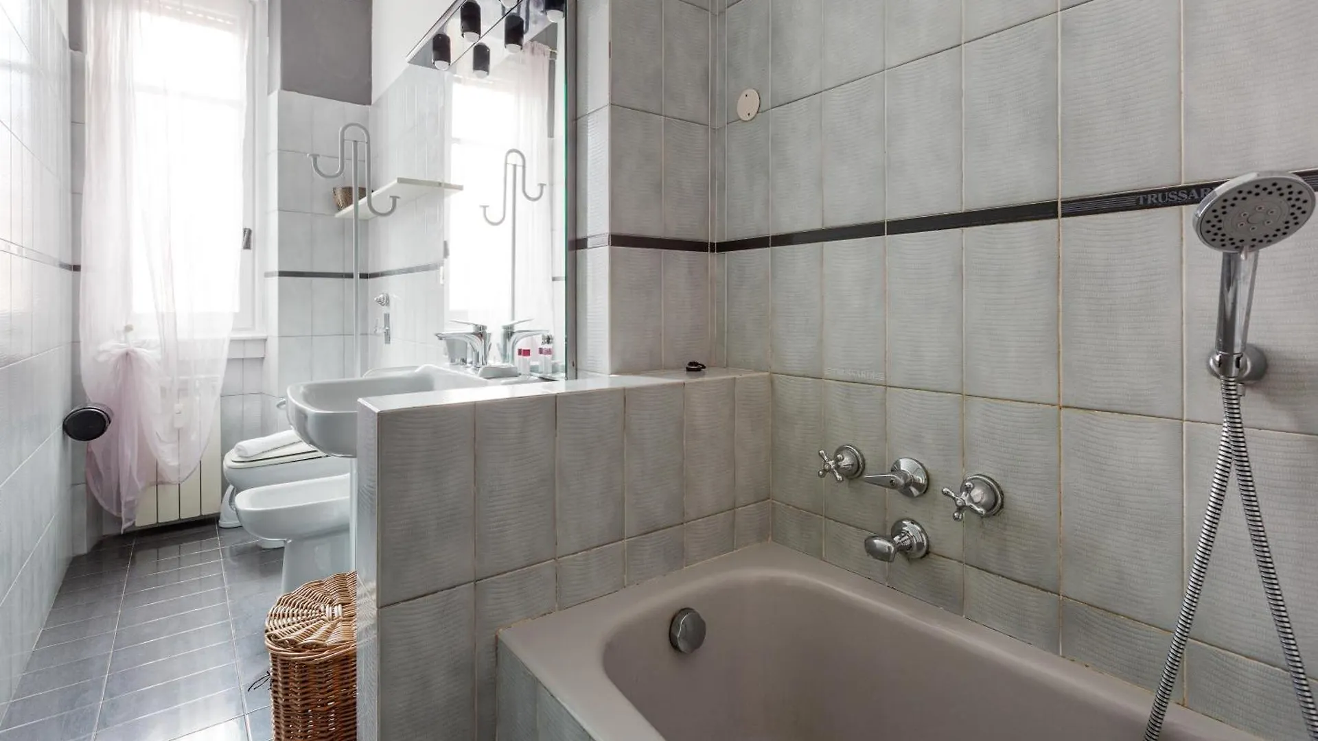 Apartment De Angeli M1 - Colorful Studio With Balcony! Milan